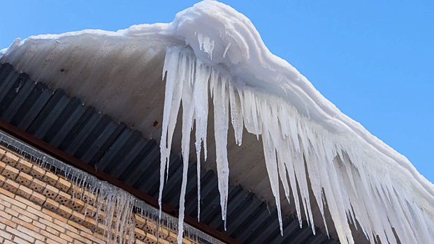 УК в Саратове призвали к ответу за неочищенную от снега и наледи крышу
