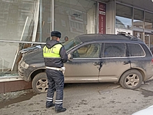 В Свердловской области автомобиль протаранил магазин