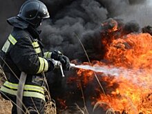 В Подмосковье горят строительные бытовки на площади 900 кв. метров