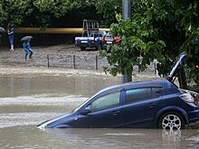 Два автомобиля смыло потоком воды в Черное море в Сочи