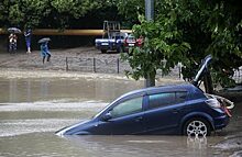 Два автомобиля смыло потоком воды в Черное море в Сочи