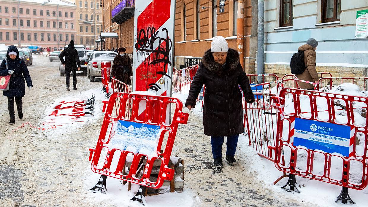 Горы снега по всему Петербургу портят местным жителям атмосферу праздника