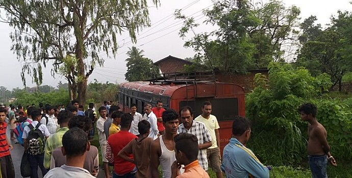 Школьный автобус упал в реку в Индии