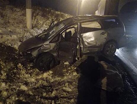 Водитель легковушки погиб, врезавшись в фуру в Самарской области