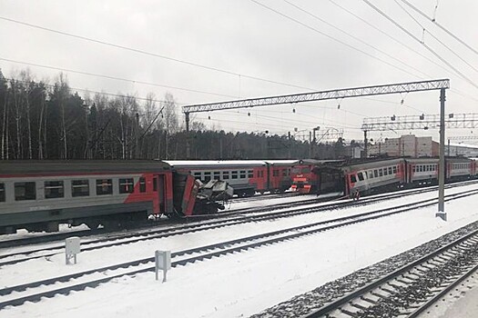 Электричку разорвало на две части под Москвой