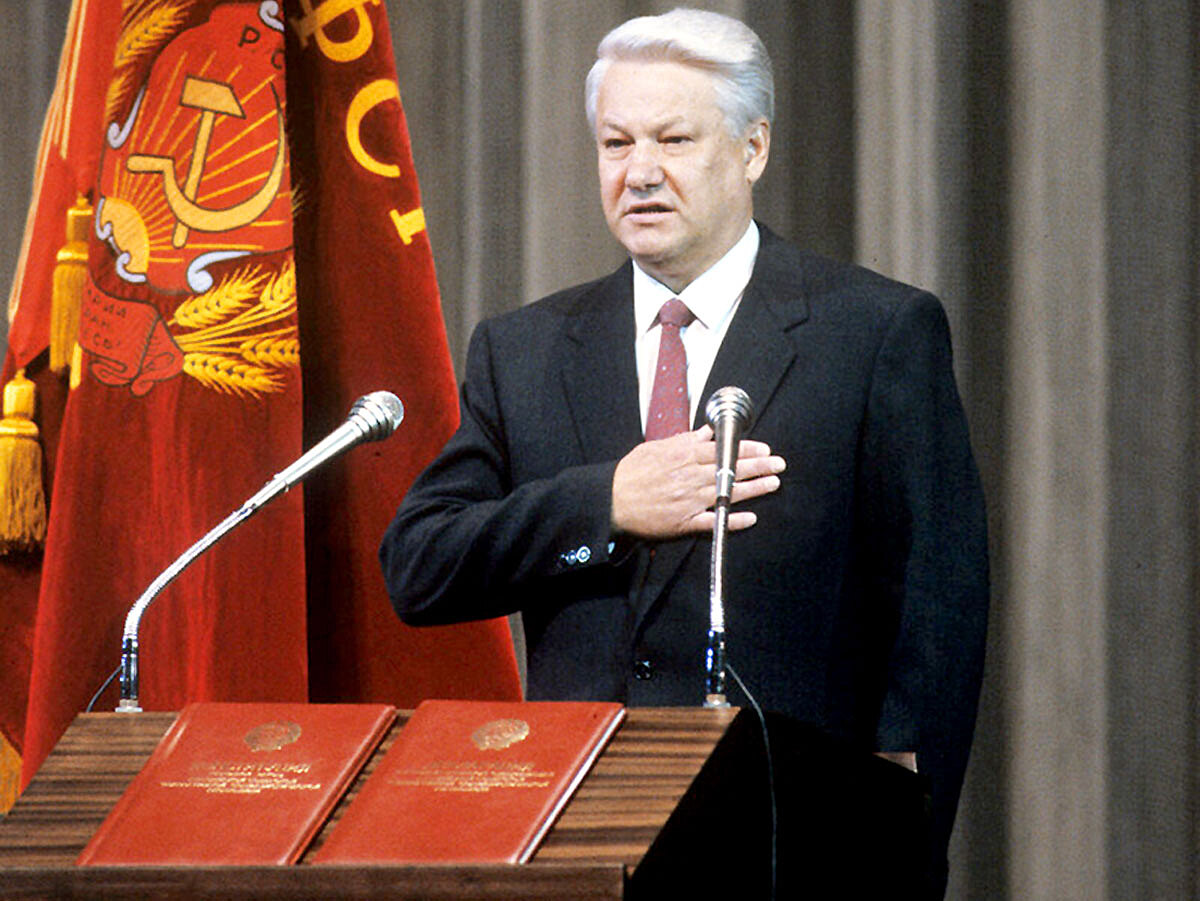 Создавая искусственный дефицит, Ельцин в один день остановил на ремонт 26 из 28 табачных фабрик