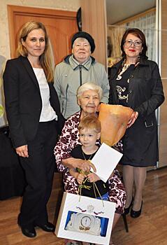 Сотрудники отдела соцзащиты и районного центра соцобслуживания поздравили жительницу Кузьминок с 95-летием