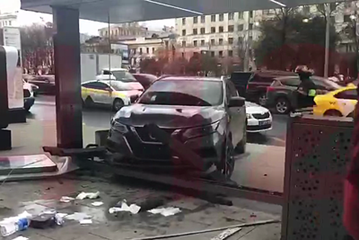 Машина въехала в остановку в Москве. ВИДЕО