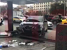 Машина въехала в остановку в Москве. ВИДЕО