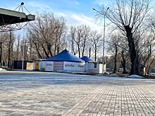 У сцены в парке на Зеленом острове начали устанавливать новые аттракционы (фото)