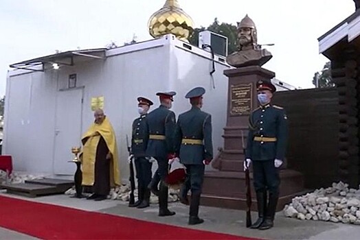 Памятник Александру Невскому открыли на российской авиабазе в Сирии