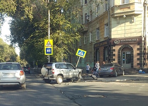 «Хёндэ» отбросило на тротуар: две иномарки опять не поделили перекресток на проспекте Масленникова