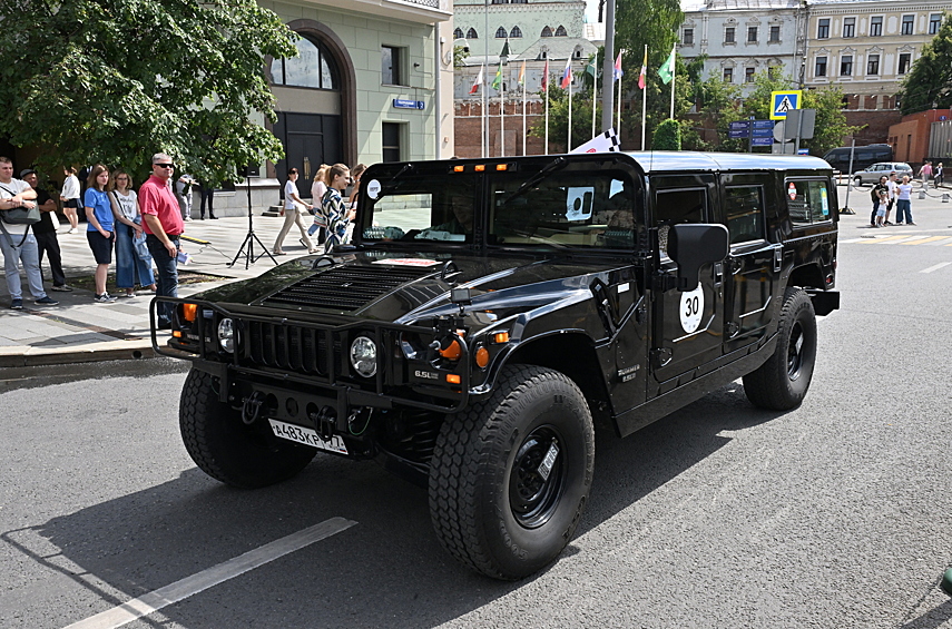 Hummer H1: настоящий автомобиль американских военных, превращённый в гражданский автомобиль для любителей брутального стиля милитари. Одним из первых покупателей был Арнольд Шварценеггер! У внедорожника фантастическая геометрия с очень короткими свесами, огромные колёса, сдвинутый за переднюю ось дизель V8 6.5, рамное шасси с независимыми подвесками всех колёс и дифференциалы Torsen спереди и сзади. Из-за причудливой компоновки внутри тесно, как в танке — несмотря на монументальные внешние размеры.