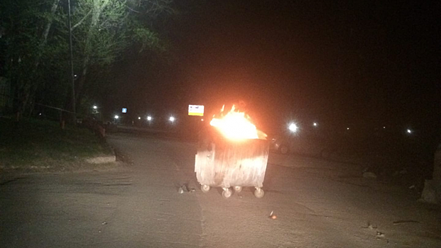 На Заречной улице горящий мусорный бак «дожидался» пожарных посередине дороги
