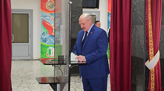Белорусы изменили Конституцию и «ограничили» роль следующего главы государства