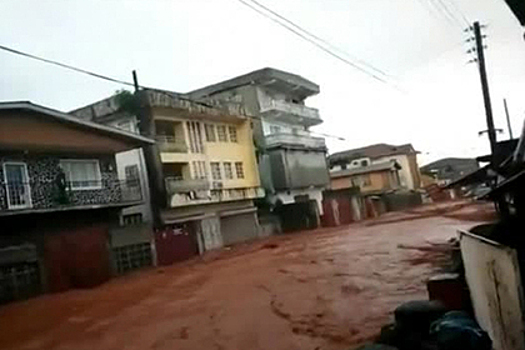 Мощные потоки воды залили столицу Сьерра-Леоне