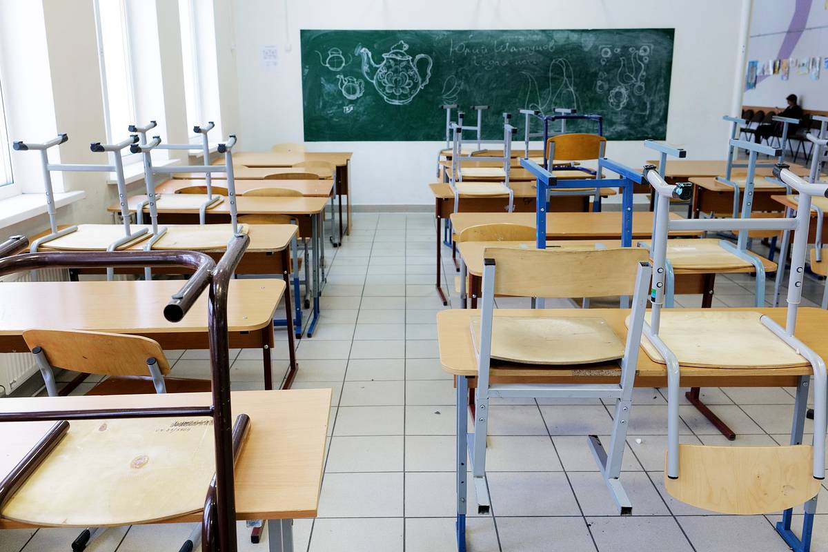 Российские школьники толпой избили подростка за слитые учителю фото