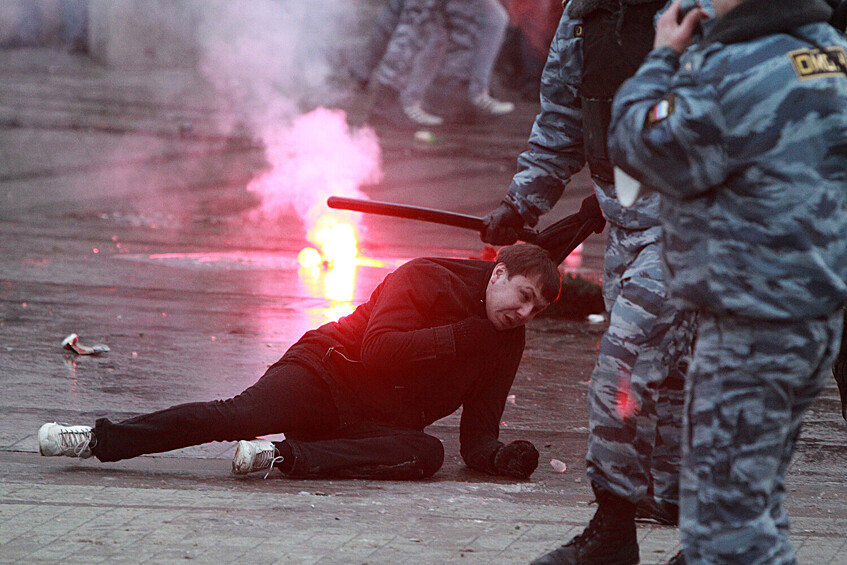 Сотрудники ОМОНа разгоняют участников акции в память об убитом фанате «Спартака» Егоре Свиридове, 11 декабря 2010 года