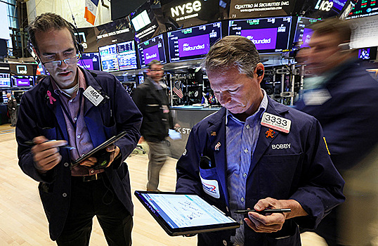 Доллар и евро на Мосбирже пока реагируют повышением к рублю на решение ОПЕК+ о снижении добычи