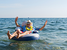 Мужчина в плавках вышел с цветами из холодного моря в Сочи