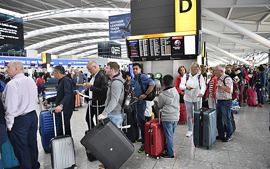 В британских аэропортах могут отменить ограничения на провоз жидкостей в ручной клади