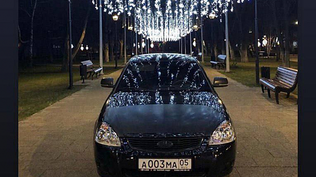 Мэр Саратова распорядился наказать автохама на «Приоре», устроившего фотосессию под иллюминацией «Звездное небо»