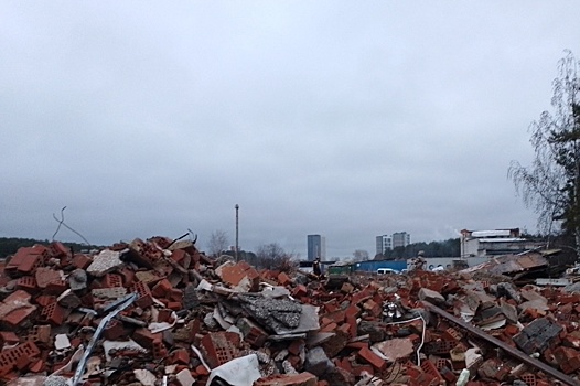 Рядом с ТЦ "Мега" в Екатеринбурге обнаружили мегасвалку строительных отходов