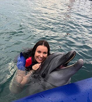 Незабываемые ощущения! Оксана Федорова поплавала с дельфинами и белухами