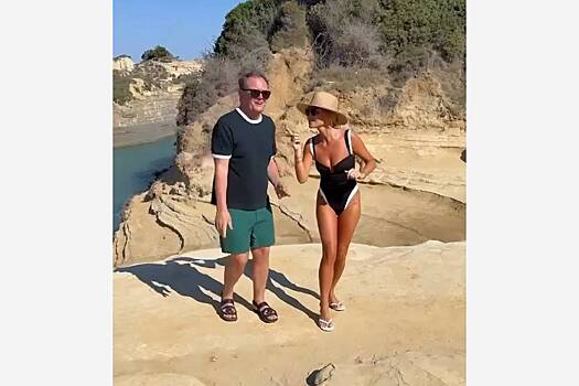 54-летняя телеведущая станцевала в купальнике перед камерой