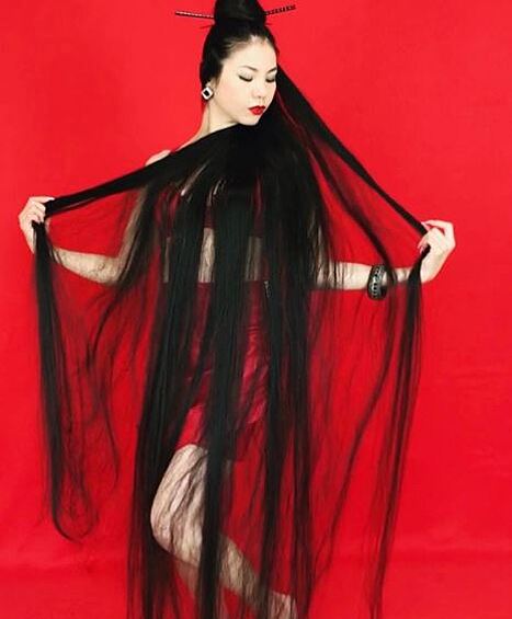 На самом деле Рин - добрая и открытая жительница Токио. Она активно ведет свой Instagam, на который подписано уже более 32 тысяч человек. 