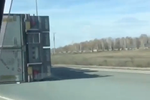 В Сеть выложили запись с опрокинувшейся фурой в Пензенской области