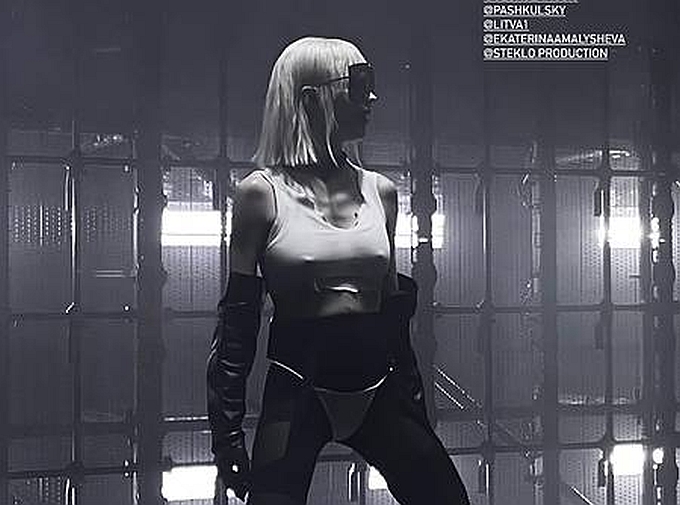 Глюкоза вышла на сцену в стрингах поверх колготок