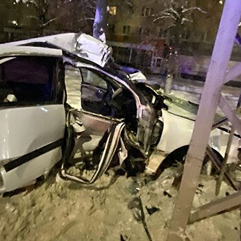 В Миассе автоледи влетела в столб