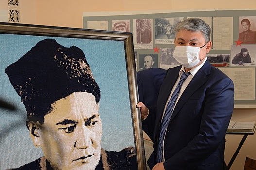 Посол Казахстана презентовал зеленоградской школе №1912 вытканную картину