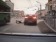 В Казани следователь не внедорожнике протащил за собой прославившегося инспектора ГИБДД