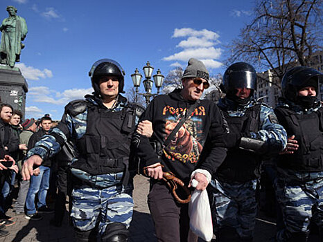 Кремль допустил подкуп участников несанкционированной акции в Москве