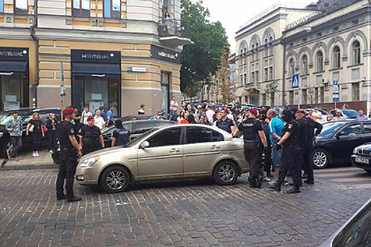 Посольство Польши в Киеве попытались забросать коктейлями Молотова