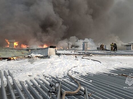 В Комсомольске-на-Амуре произошел пожар площадью 3,5 тысячи "квадратов" на складе