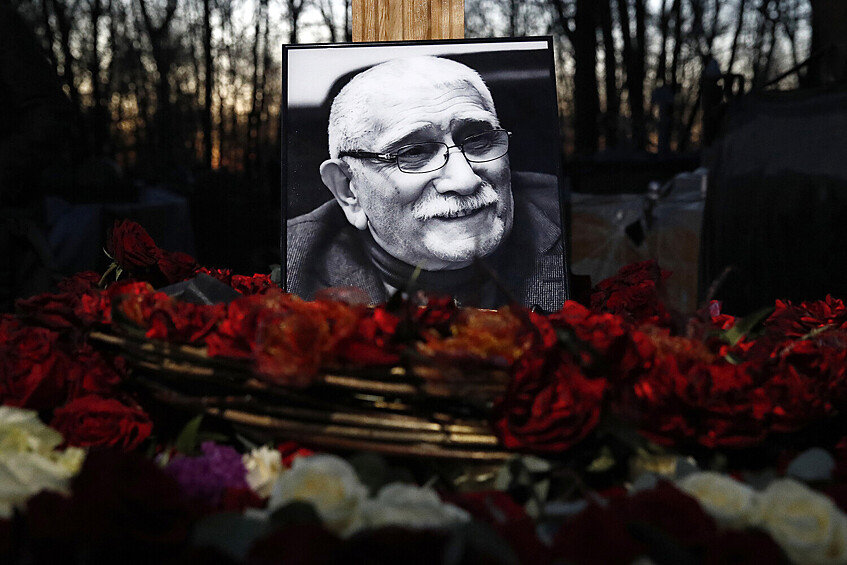 Могила актера, художественного руководителя Московского драматического театра Армена Джигарханяна на Ваганьковском кладбище в Москве