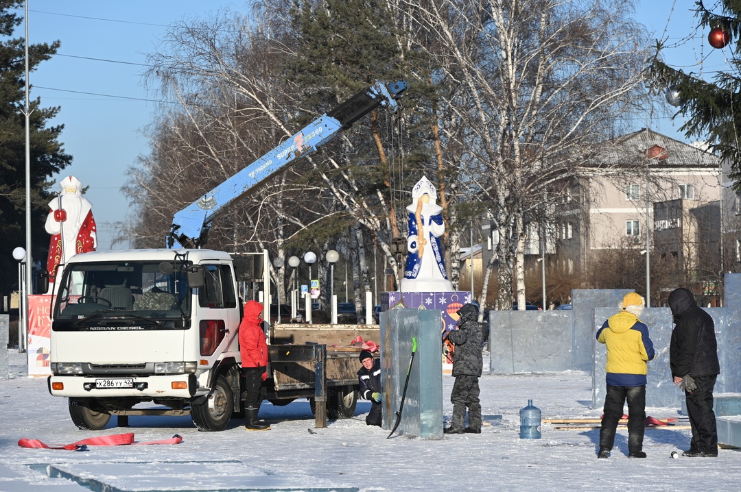 Строительство ледового городка стартовало в центре кузбасского города