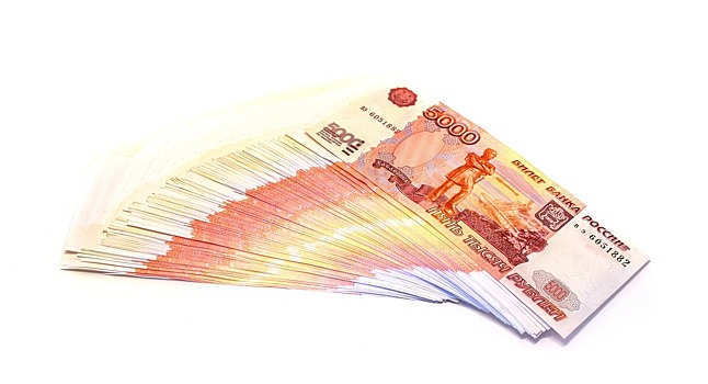 Кассирша из Ростова за 4 года вынесла 9,5 млн рублей, заменив их билетами «банка приколов»
