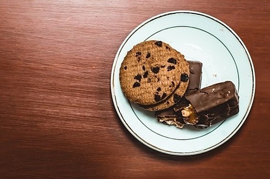 Диетологи назвали продукты, которые вредно есть перед сном