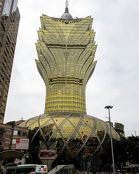 А это отель Grand Lisboa в Макао. Как бы Китай, но этот район долгое время (собственно, до 1999 года) управлялся Португалией, так что Лиссабон здесь неспроста. Макао называют азиатским Вегасом — по архитектуре это тоже видно.