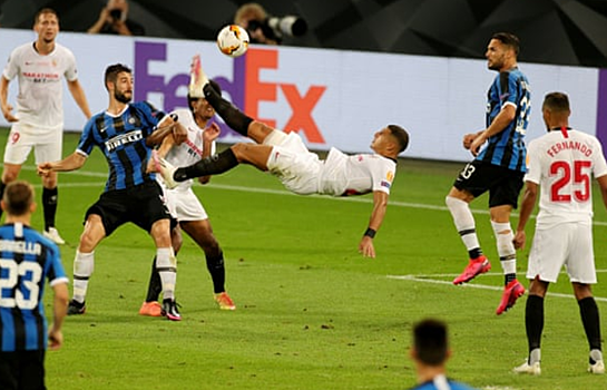 Карлос ударил через себя – Лукаку забил в свои. «Севилья» победила «Интер» в финале Лиги Европы