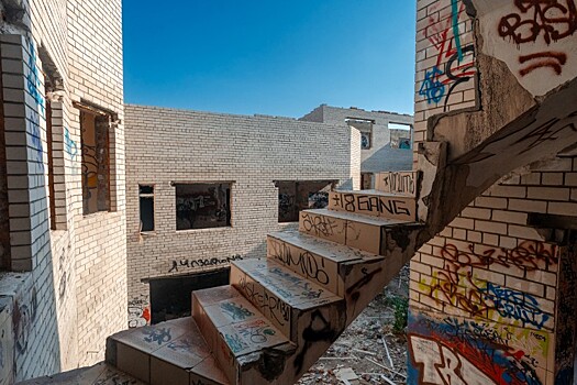 Обломки сбитого беспилотника разрушили здание на въезде в Новороссийск