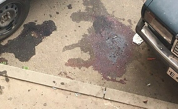 В Краснодаре мужчина с большой высоты упал на припаркованные автомобили и погиб