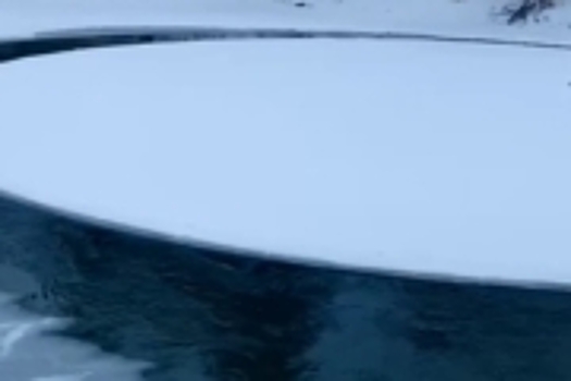 В Тюменской области на реке заметили льдину идеальной формы