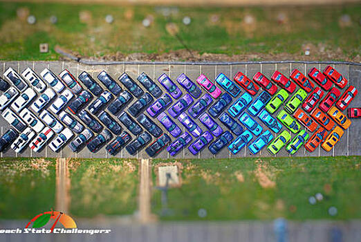 Масл-кары Dodge Challenger превратились в «радугу»