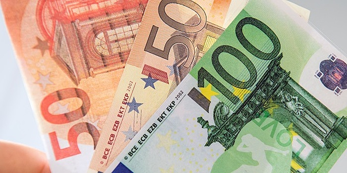 Эксперт назвал евро и австралийский доллар в числе выгодных валют