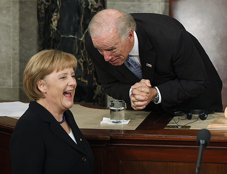 Позднее должна состояться церемония, на которой президент Германии Франк-Вальтер Штайнмайер официально объявит о назначении Меркель канцлером ФРГ. После она будет приведена к присяге
